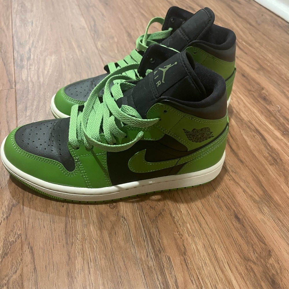 Nike Kids Black and Green Sneakers